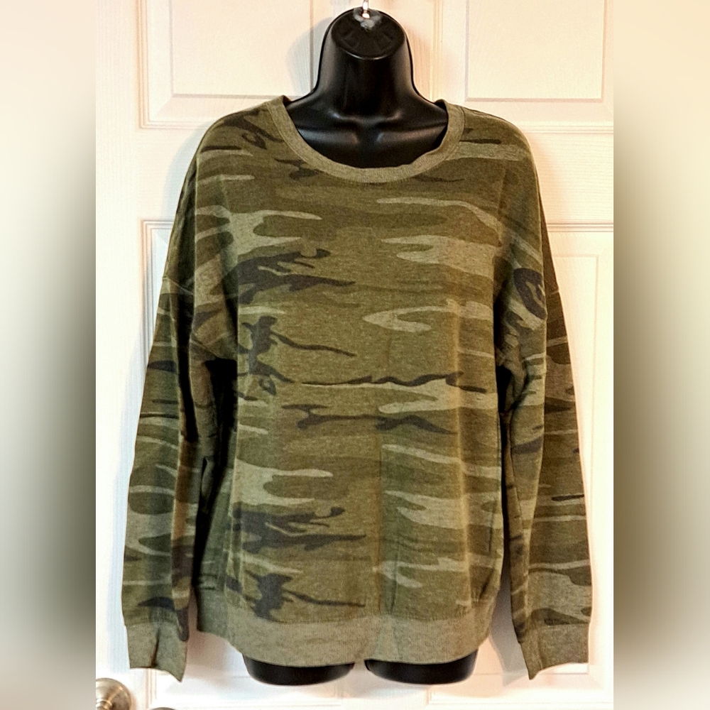 Zoe & Liv Camo Pulover Sweatshirt